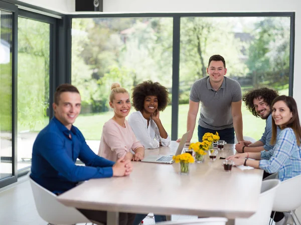 Multietniskt Start Business Team på ett möte på moderna kontor — Stockfoto