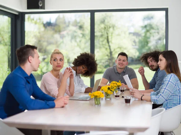 Multiethnisches Gründerteam bei einem Treffen im modernen Büro — Stockfoto