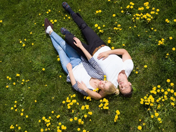 Мужчина и женщина лежат на траве — стоковое фото