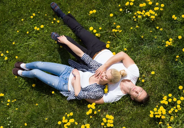 남자와 여 자가 잔디에 누워 — 스톡 사진