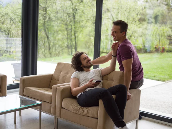 Gay paar liefde home concept — Stockfoto