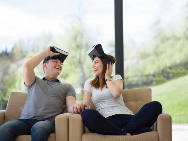 Couple utilisant un casque de réalité virtuelle — Photo