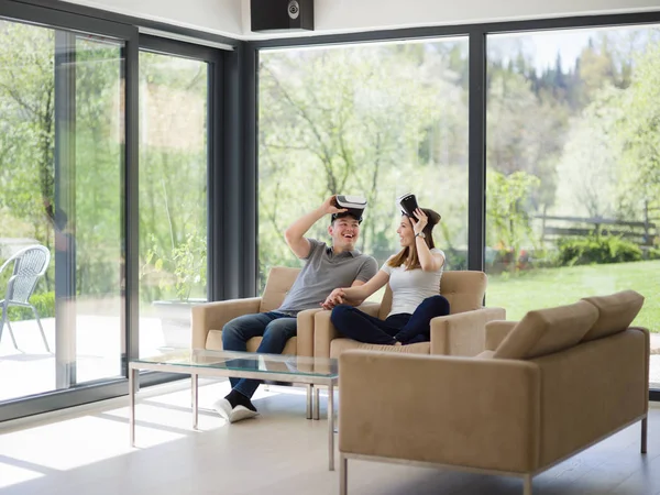 Par som använder virtuell verklighet headset — Stockfoto