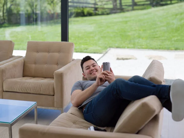 Молодий чоловік використовує мобільний телефон вдома — стокове фото