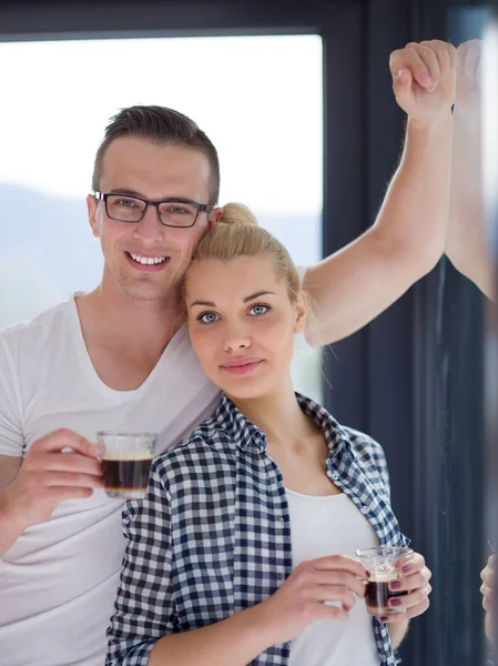Молода пара насолоджується ранковою кавою — стокове фото