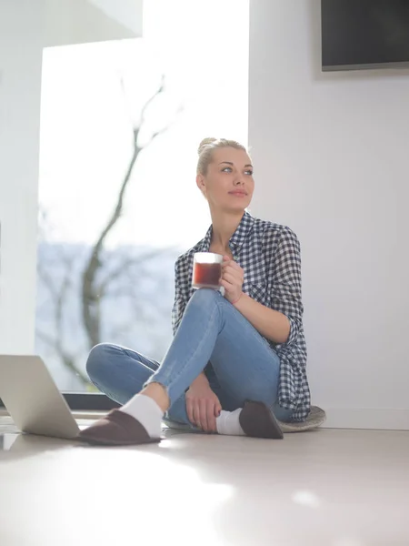 Jonge vrouw drinken koffie genieten van ontspannen levensstijl — Stockfoto