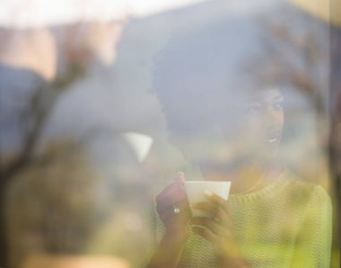 mutlu çok ırklı çifte rahatlatıcı modern ev kapalı