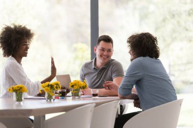 Çok ırklı bir girişim ekibi toplandı