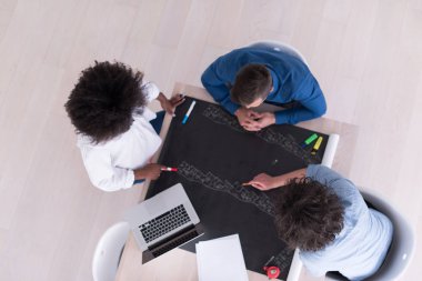 Yukarıdan çok ırklı başlangıç iş takım toplantısı