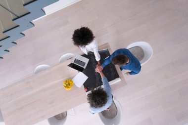 Yukarıdan çok ırklı başlangıç iş takım toplantısı