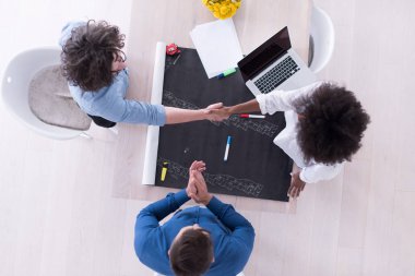 Yukarıdan çok ırklı başlangıç iş takım toplantısı