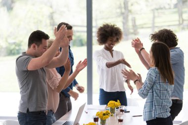 çok ırklı başlangıç grup genç iş adamları s kutluyor