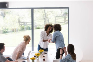 çok ırklı başlangıç grup genç iş adamları s kutluyor