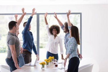 çok ırklı başlangıç grup genç iş adamları s kutluyor