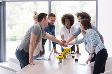 çok ırklı başlangıç grup genç iş adamları s kutluyor