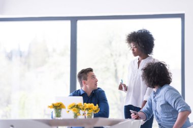 Çok ırklı bir girişim ekibi toplandı