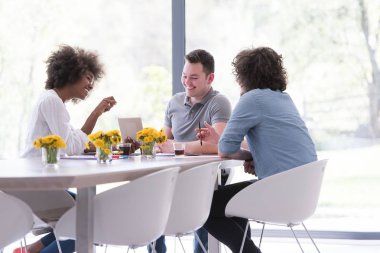 Çok ırklı bir girişim ekibi toplandı