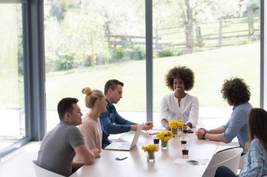 Çok ırklı bir girişim ekibi toplandı
