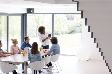 Çok ırklı bir girişim ekibi toplandı