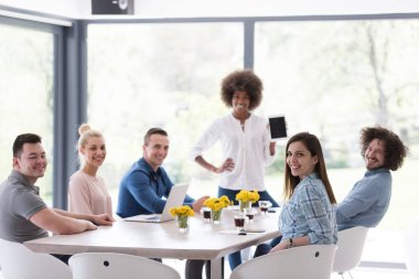 Çok ırklı bir girişim ekibi toplandı