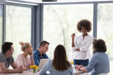 Çok ırklı bir girişim ekibi toplandı