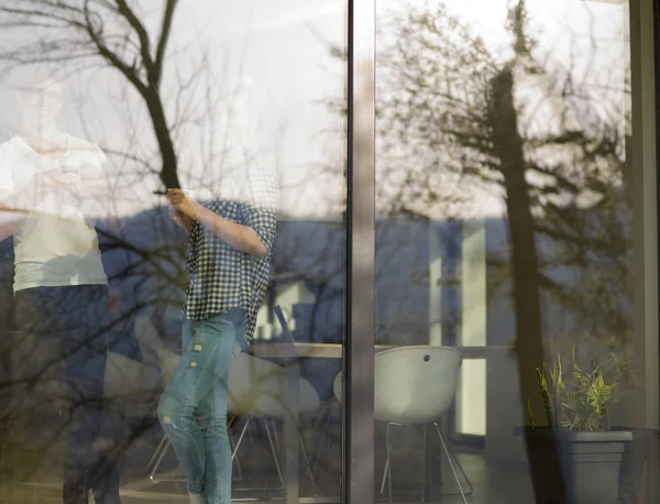 Jong (echt) paar genieten van's ochtends koffie — Stockfoto