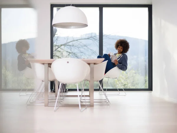 Junge afrikanisch-amerikanische Frau im Wohnzimmer — Stockfoto