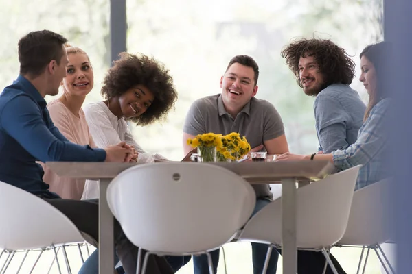 Çok ırklı bir girişim ekibi toplandı