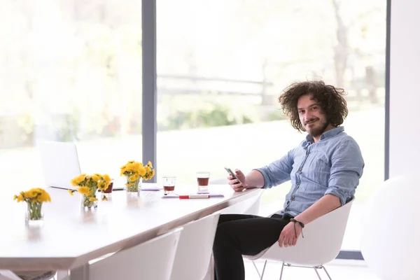 Junger Mann mit Handy zu Hause — Stockfoto