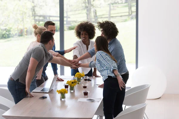 çok ırklı başlangıç grup genç iş adamları s kutluyor