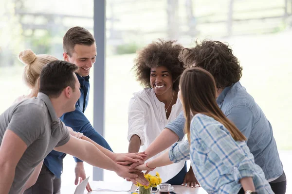 Multi-etnisch opstarten groep van jonge zakenlui vieren s — Stockfoto