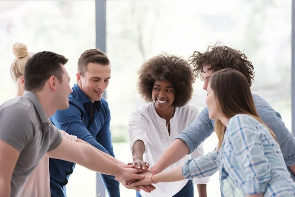 Inicio multiétnico Grupo de jóvenes empresarios celebrando s — Foto de Stock