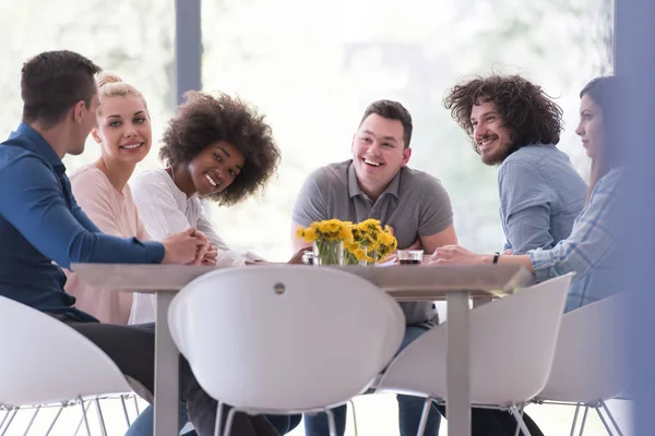 Çok ırklı bir girişim ekibi toplandı