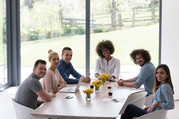 Çok ırklı bir girişim ekibi toplandı