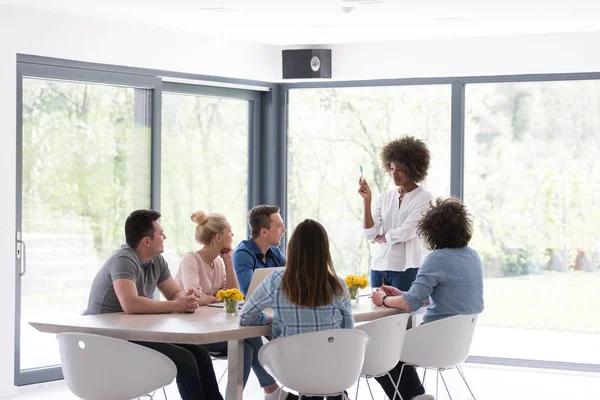 Multietniskt startupföretag på möte — Stockfoto