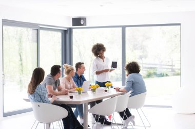 Çok ırklı bir girişim ekibi toplandı