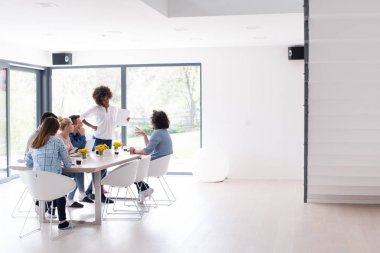 Çok ırklı bir girişim ekibi toplandı