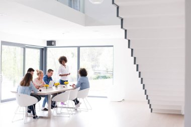 Çok ırklı bir girişim ekibi toplandı