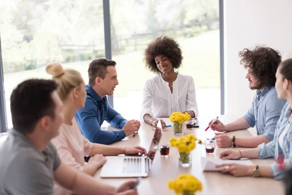 Equipo empresarial multiétnico de startups en la reunión — Foto de Stock