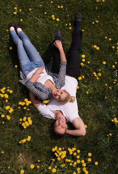 Homme et femme couchés sur l'herbe — Photo