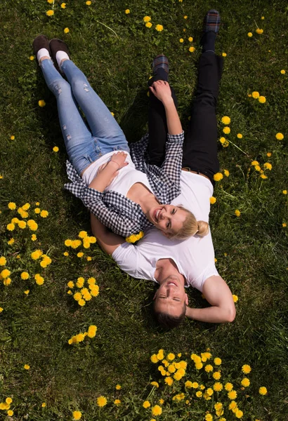 Mann und Frau liegen im Gras — Stockfoto