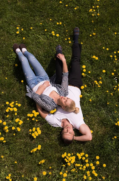 Мужчина и женщина лежат на траве — стоковое фото