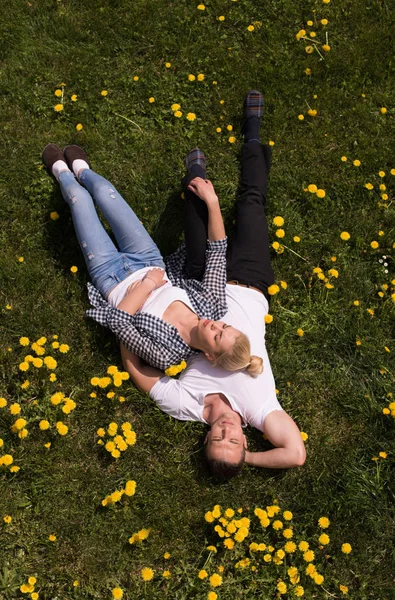 Man and woman lying on the grass — Stock Photo, Image