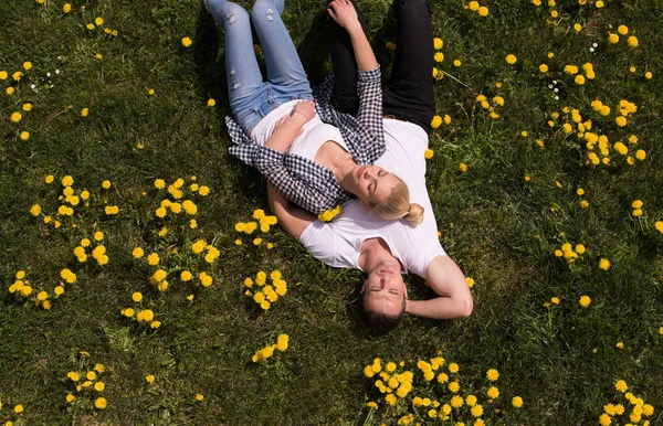 Erkek ve kadın çim üzerinde yalan — Stok fotoğraf