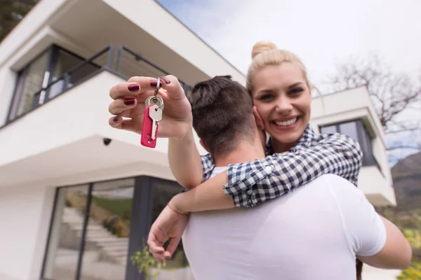 Couple étreignant devant la nouvelle maison de luxe — Photo