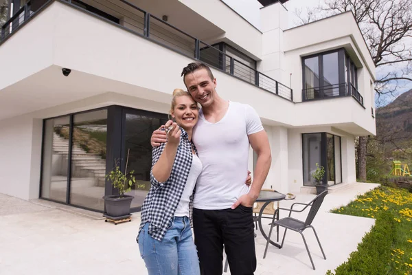 yeni lüks ev önünde sevmek çift