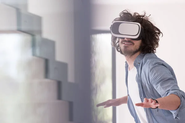 Vr-headset szemüveg a virtuális valóság segítségével az ember — Stock Fotó