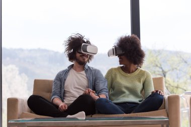 Sanal gerçeklik kulaklık kullanarak çok ırklı Çift