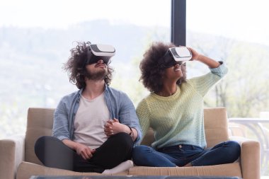 Sanal gerçeklik kulaklık kullanarak çok ırklı Çift