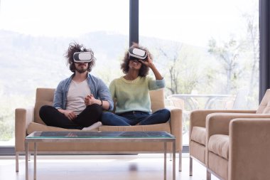 Sanal gerçeklik kulaklık kullanarak çok ırklı Çift